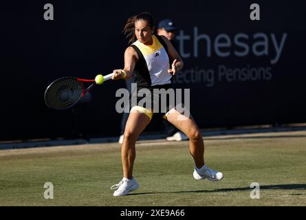 26. Juni 2024; Devonshire Park, Eastbourne, East Sussex, England: Rothesay International Eastbourne, Tag 3, Daria Kasatkina spielt eine Vorhand gegen Yue Yua (CHN) Stockfoto