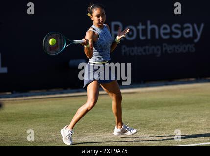 26. Juni 2024; Devonshire Park, Eastbourne, East Sussex, England: Rothesay International Eastbourne, Day 3, Yue Yua (CHN) spielt eine Rückhand gegen Daria Kasatkina Stockfoto