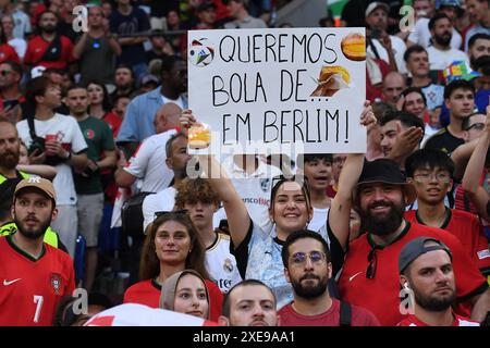 Gelsenkirchen, Deutschland. Juni 2024. Fussball UEFA EURO 2024 Gruppenphase 3. Spieltag Georgien - Portugal am 26.06.2024 in der Arena AufSchalke in Gelsenkirchen Fans/Zuschauer Portugal mit Plakat mit der Aufschrift: Queremos Bola de EM Berlim Foto: Revierfoto Credit: ddp Media GmbH/Alamy Live News Stockfoto