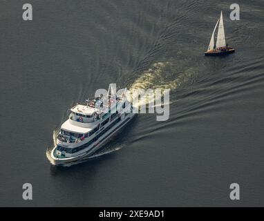 Rundblick, Ausflugsboot Rursee, Gäste auf dem Oberdeck, Segelboot, Nationalpark Eifel, Hasenfeld, Heimbach, Nordrhein-Westfalen, Deutschland, Stockfoto