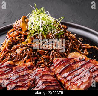 Soba-Rindfleisch und Gemüse, Buchweizennudeln aus nächster Nähe Stockfoto