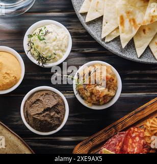 Auswahl an orientalischen Speisen, Blick auf Mezze von oben Stockfoto