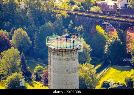 Luftaufnahme, Bagger auf dem Cuno-Schornstein, Sicht, hinter dem Ruhrviadukt Herdecke, Herdecke, Ruhrgebiet, Nordrhein-Westfalen, Deutschland, Aeri Stockfoto