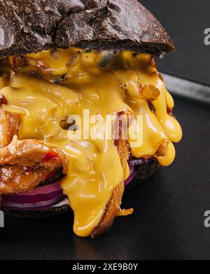 Schwarzer Burger mit Schweinefleisch-Nahaufnahme Stockfoto