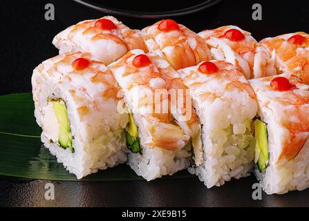 Sushi-Rolle mit Garnelenfleisch auf schwarzem Keramikplatte bedeckt Stockfoto