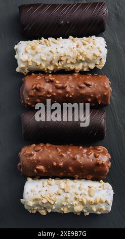 Französische Dessert-Eclairs oder Profiterolen mit verschiedenen Schokoladenglasur von oben Stockfoto