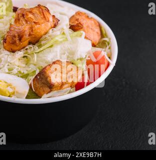 Caesar-Salat mit Hähnchenfilet und Parmesankäse Stockfoto