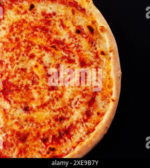 Pizza Margarita von oben auf Schwarz Stockfoto