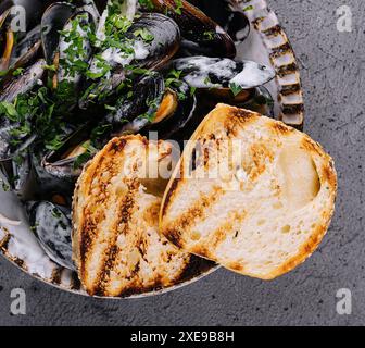 Traditionelles Barbecue italienische blaue Muschel mit Baguette Stockfoto