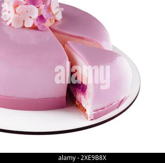 Rosafarbener Mousse-Kuchen mit Spiegelglasur, dekoriert mit Blumen Stockfoto