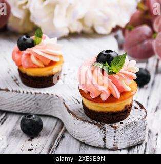 Schokoladen-Cupcakes mit rosa Creme und frischer Heidelbeere Stockfoto