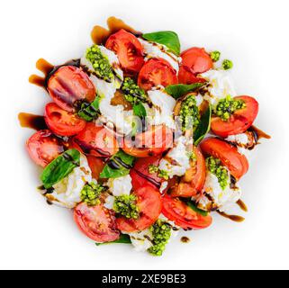 Traditioneller italienischer Caprice Salat, Tomaten, Mozzarella und Basilikum Stockfoto