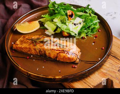 Gegrillter Lachs und Gemüse auf Teller Stockfoto