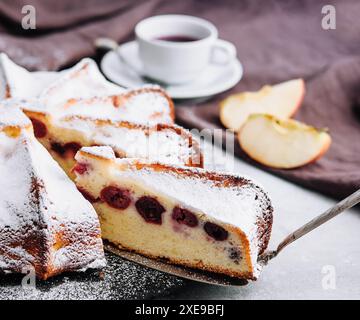 Kuchen mit Kirschen und Puderzucker Stockfoto