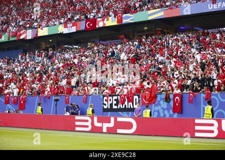 Hamburg, Deutschland. Juni 2024. HAMBURG, Volksparkstadion, 26.06.2024, Fußball-Europameisterschaft Euro2024, Gruppenspiel Nr. 36 zwischen Tschechien und Turkiye, Turkiye-Fans Credit: Pro Shots/Alamy Live News Stockfoto