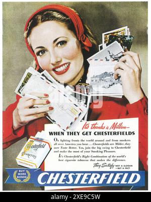 1944 Chesterfield Zigarettenwerbung – „Buy More Bonds“ Stockfoto