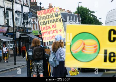 Turnpike Lane, London, Großbritannien. Juni 2024. Demonstranten für den Einsatz von Bargeld und gegen die bargeldlose Gesellschaft und digitale Währung. Quelle: Matthew Chattle/Alamy Live News Stockfoto