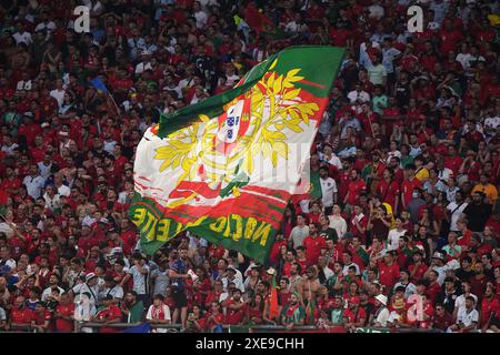 Portugiesische Fans beim Gruppenspiel der UEFA Euro 2024 in der Arena AufSchalke in Gelsenkirchen. Bilddatum: Mittwoch, 26. Juni 2024. Stockfoto