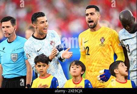 Gelsenkirchen, Deutschland. Juni 2024. Fußball, UEFA Euro 2024, Europameisterschaft, Georgien - Portugal, Vorrunde, Gruppe F, Spieltag 3, Schalke Arena, Portugals Cristiano Ronaldo (2. von links) und Torhüter Diogo Costa (2. von rechts) reagieren vor dem Spiel. Quelle: David Inderlied/dpa/Alamy Live News Stockfoto