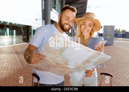 Brautpaar suchen Karte und Planung Route in neue Stadt Stockfoto