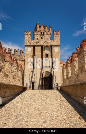 Blick auf das Schloss Scaliger in der Nähe von Sirmione in Italien. Stockfoto