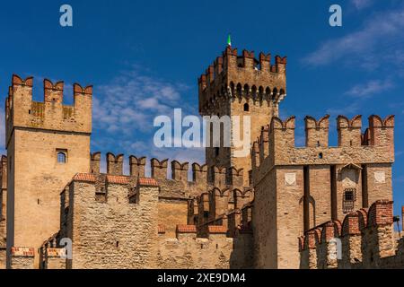 Blick auf das Schloss Scaliger in der Nähe von Sirmione in Italien. Stockfoto