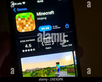 Cupertino, Kalifornien, USA. Juni 2024. Ein Benutzer, der die Minecraft App im iOS Apple App Store anzeigt. Minecraft ist ein Sandbox-Videospiel, das von den Mojang Studios, einer Tochtergesellschaft der Xbox Game Studios, entwickelt wurde. Das Unternehmen ist in der Gaming-Branche tätig und hat seinen Hauptsitz in Redmond, Washington. Phil Spencer ist CEO von Microsoft Gaming. Der Aktienticker von Microsoft ist MSFT. Zu den Kernprodukten gehört das Minecraft-Spiel, mit dem Spieler virtuelle Welten aus Blöcken bauen und erkunden können. Minecraft ist bekannt für sein kreatives Gameplay und seine Exte Stockfoto