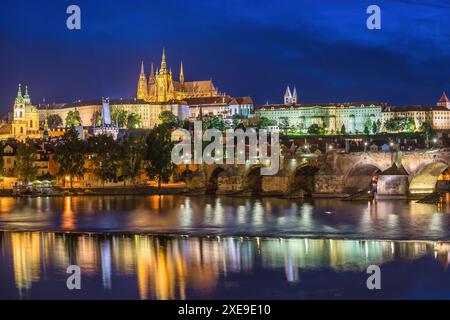 Prag Tschechische Republik, nächtliche Skyline an der Karlsbrücke Moldau und Prager Burg, Tschechien Stockfoto