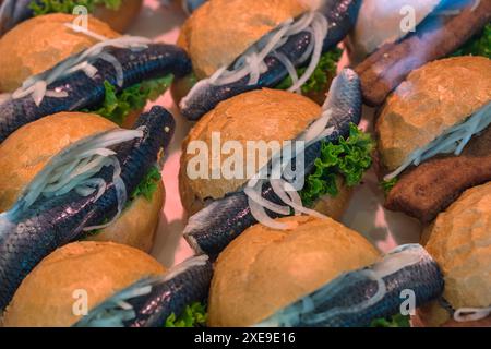 Hamburg, Deutschland, Fischburger im Geschäft auf dem berühmten Hamburger Fischmarkt Stockfoto
