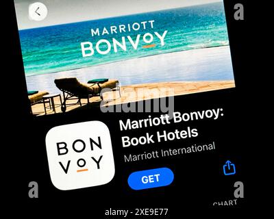 Cupertino, Kalifornien, USA. Juni 2024. Ein Benutzer, der die Marriott Bonvoy App im iOS Apple App Store anzeigt. Marriott Bonvoy ist das Treueprogramm von Marriott International, Inc., einem amerikanischen multinationalen, diversifizierten Hotelunternehmen. Das Unternehmen ist im Gastgewerbe tätig und hat seinen Hauptsitz in Bethesda, Maryland. Anthony Capuano ist der CEO. Der Börsenticker von Marriott ist MAR. Zu den Kernprodukten gehören Hotelaufenthalte, Treuepunkte und exklusive Vorteile für Mitglieder. Das Marriott Bonvoy ist bekannt für sein umfangreiches Hotelnetz und sein umfangreiches Prämienprogramm. (Cred Stockfoto