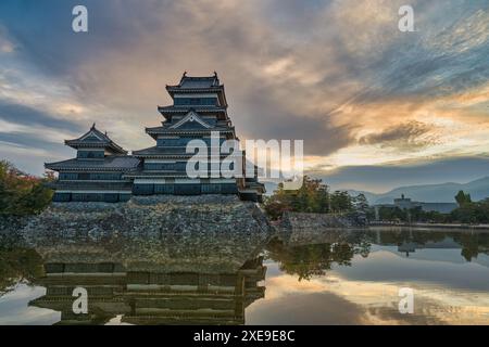 Matsumoto Nagano, Sonnenaufgang auf der Burg Matsumoto im Herbst Stockfoto