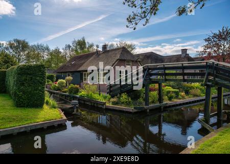 Giethoorn Niederlande, City Skyline am Kanal und traditionelles Haus im Dorf Giethoorn Stockfoto