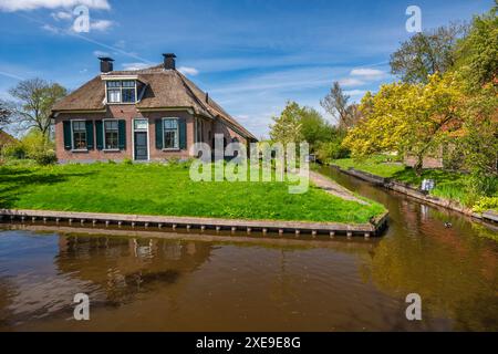 Giethoorn Niederlande, City Skyline am Kanal und traditionelles Haus im Dorf Giethoorn Stockfoto