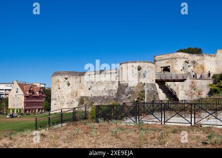 Caen, Frankreich - 06. August 2020: Stadtmauer um die Burg Caen und das Maison des Quatrans. Stockfoto