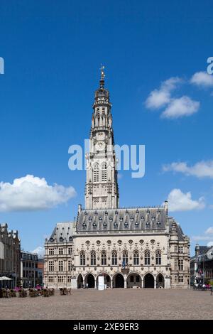 Arras, Frankreich - Juni 22 2020: Das Rathaus ist ein historisches Gebäude, das Anfang des sechzehnten Jahrhunderts erbaut wurde. Stockfoto