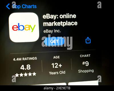 Cupertino, Kalifornien, USA. Juni 2024. Ein Benutzer, der die eBay-App im iOS Apple App Store anzeigt. EBay Inc. Ist ein US-amerikanisches multinationales E-Commerce-Unternehmen mit Sitz in San Jose, Kalifornien. Das Unternehmen ist in der Online-Einzelhandels- und Auktionsbranche tätig und wird von CEO Jamie Iannone geleitet. Der Börsenticker von EBAY ist EBAY. Zu den Kernprodukten gehört der Online-Marktplatz, auf dem Benutzer eine breite Palette von Waren kaufen und verkaufen können, von Elektronik und Mode bis hin zu Sammlerstücken und Fahrzeugen. EBay ist bekannt für seine Auktionsangebote und Festpreisverkäufe. (Kreditbild: © Taidgh Bar Stockfoto