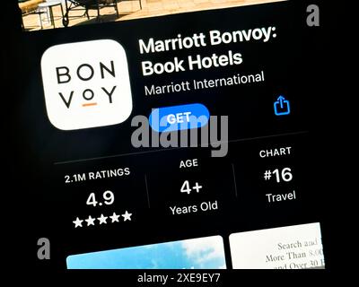 Cupertino, Kalifornien, USA. Juni 2024. Ein Benutzer, der die Marriott Bonvoy App im iOS Apple App Store anzeigt. Marriott Bonvoy ist das Treueprogramm von Marriott International, Inc., einem amerikanischen multinationalen, diversifizierten Hotelunternehmen. Das Unternehmen ist im Gastgewerbe tätig und hat seinen Hauptsitz in Bethesda, Maryland. Anthony Capuano ist der CEO. Der Börsenticker von Marriott ist MAR. Zu den Kernprodukten gehören Hotelaufenthalte, Treuepunkte und exklusive Vorteile für Mitglieder. Das Marriott Bonvoy ist bekannt für sein umfangreiches Hotelnetz und sein umfangreiches Prämienprogramm. (Cred Stockfoto