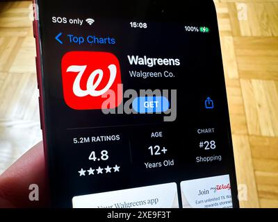 Cupertino, Kalifornien, USA. Juni 2024. Ein Benutzer, der die Walgreens App im iOS Apple App Store anzeigt. Walgreens ist ein US-amerikanisches Unternehmen, das als zweitgrößte Apothekenkette in den Vereinigten Staaten tätig ist. Das Unternehmen ist Teil der Walgreens Boots Alliance mit Hauptsitz in Deerfield, Illinois, wobei Rosalind Brewer als CEO fungiert. Walgreens ist im Einzelhandel in der Apotheke und im Gesundheitswesen tätig. Der Börsenticker der Walgreens Boots Alliance ist WBA. Zu den Kernprodukten gehören verschreibungspflichtige Medikamente, Gesundheits- und Wellness-Produkte sowie allgemeine Waren. (Kreditbild: © Ta Stockfoto