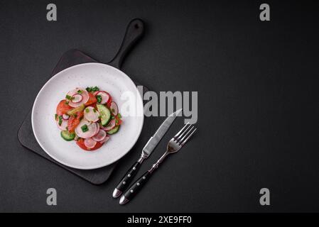 Köstlicher veganer Salat mit frischem Gemüse aus Tomaten, Gurken und Radieschen Stockfoto