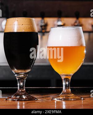 Craft-Bier in Gläsern auf dem Tisch im Pub-Innenraum Stockfoto