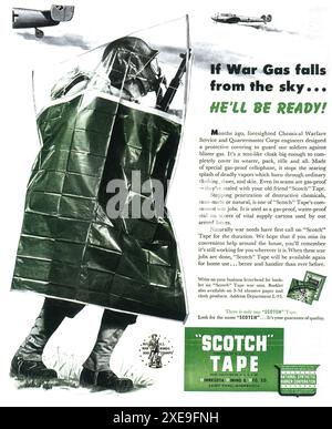 1943 WW2 Scotch-Tape (Division of 3M Products) Werbespot – „wenn Kriegsgas vom Himmel fällt... wird er bereit sein!“ - Soldat des Chemical Warfare Service in Uniform Stockfoto