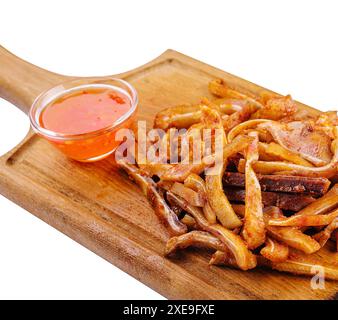 Leckerer Snackteller mit Schweineohren auf weiß Stockfoto