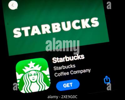 Cupertino, Kalifornien, USA. Juni 2024. Ein Benutzer, der die Starbucks App im iOS Apple App Store anzeigt. Starbucks Corporation ist eine multinationale amerikanische Kette von Kaffeehäusern und Rösterreservaten mit Hauptsitz in Seattle, Washington. Das Unternehmen ist in der Lebensmittel- und Getränkeindustrie tätig und wird von CEO Laxman Narasimhan geleitet. Der Starbucks Stock Ticker ist SBUX. Zu den Kernprodukten gehören Kaffee, Espresso, Tee, Gebäck und Snacks. Starbucks ist bekannt für seine globale Präsenz und sein unverwechselbares Kaffeehaus-Erlebnis. (Foto: © Taidgh Barron/ZUMA Press Wire) EDITORIA Stockfoto