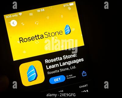 Cupertino, Kalifornien, USA. Juni 2024. Ein Benutzer, der die Rosetta Stone App im iOS Apple App Store anzeigt. Rosetta Stone Inc. Ist ein US-amerikanisches Softwareunternehmen für Bildungstechnologie, das Sprach-, Lese- und Gehirnfitness-Software entwickelt. Das Unternehmen ist in der Bildungstechnologie-Branche tätig und hat seinen Hauptsitz in Arlington, Virginia. John Hass ist der CEO. Rosetta Stone ist eine Tochtergesellschaft von IXL Learning. Zu den Kernprodukten gehören Sprachlernsoftware und mobile Anwendungen. Rosetta Stone ist bekannt für seine immersiven und interaktiven Sprachlernmethoden. (Guthaben Stockfoto