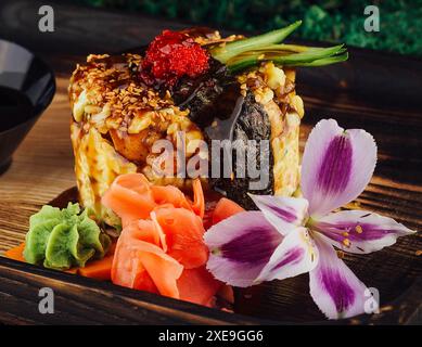 Reis mit Gemüse, in Nori gewickelt und mit Sojasauce getränkt Stockfoto