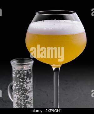 Erfrischender Martini-Cocktail aus Passionsfrucht auf Stein Stockfoto