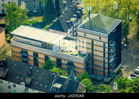 Luftaufnahme, neues WE-Haus Herne Wohnkomplex mit Solardach, Mont-Cenis Bunker, nachhaltiges Wohnprojekt, Sodingen, Herne, Ruhrgebiet, Norden Stockfoto