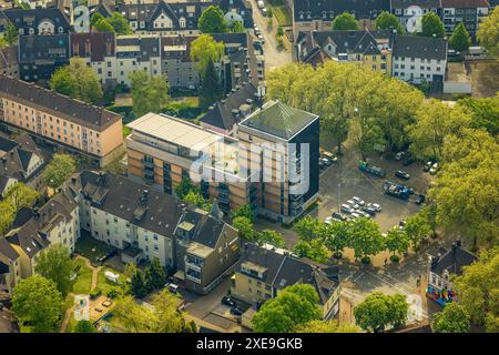 Luftaufnahme, neues WE-Haus Herne Wohnkomplex mit Solardach, Mont-Cenis Bunker, nachhaltiges Wohnprojekt, Sodingen, Herne, Ruhrgebiet, Norden Stockfoto