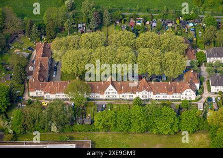 Luftaufnahme, Häusergruppe Teutoburgiahof mit baumgrünem Bereich im Innenhof, Börnig Feuerwehr, Herne, Ruhrgebiet, Nordrhein-Westpha Stockfoto