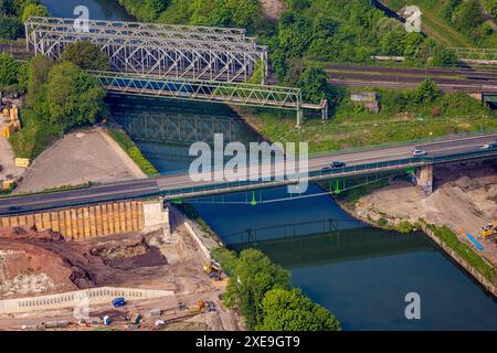 Aus der Vogelperspektive, Emschertalbrücke Autobahn A43 über Emscher und Rhein-Herne-Kanal und Eisenbahnbrücke, Baukau, Herne, Ruhrgebiet, Nord R Stockfoto